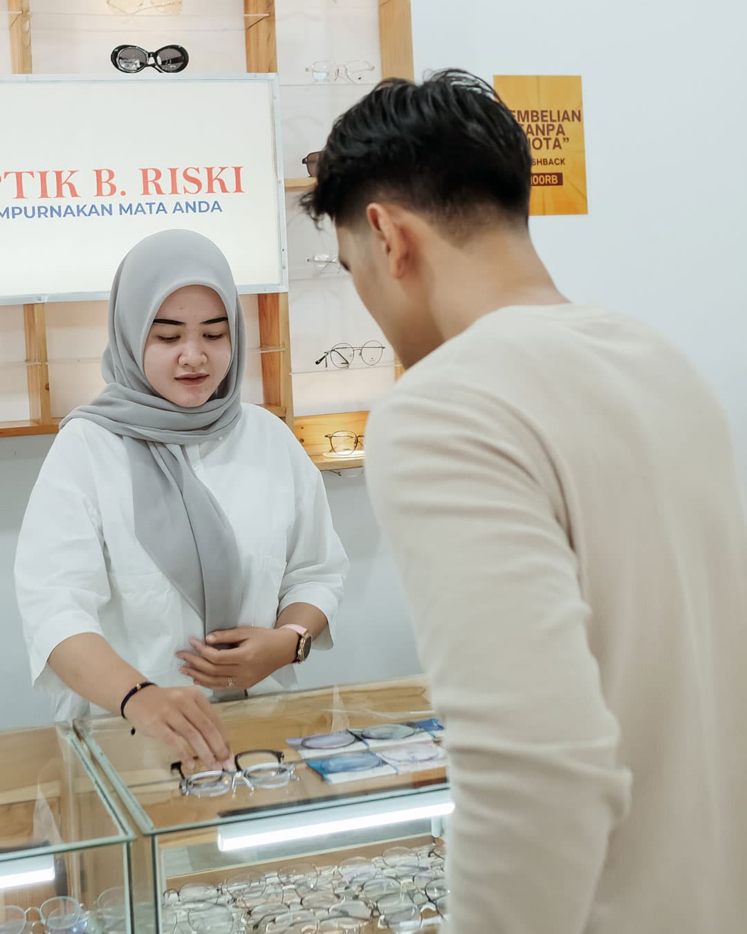 5 Keunggulan Utama yang Membuat Optik B. Riski Populer & Selalu Ramai